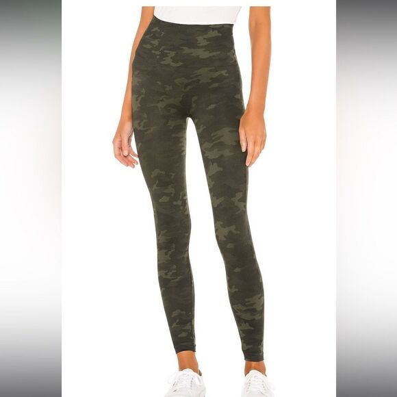 Look At Me Now Seamless Legging in Green Camo
SPANX - Picture 1 of 7
